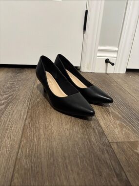 Women's Black Pointed-Toe Low Heel Pumps